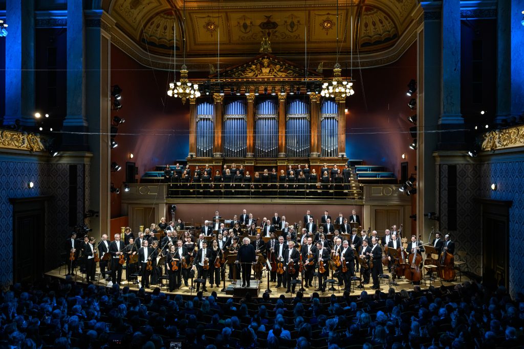 Česká filharmonie: Magdalena Kožená, 17. prosince 2025, Rudolfinum, Dvořákova síň – Sir Simon Rattle, Česká filharmonie a Pražský filharmonický sbor (foto Petra Hajská)