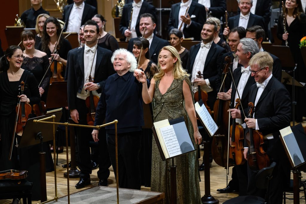 Česká filharmonie: Magdalena Kožená, 17. prosince 2025, Rudolfinum, Dvořákova síň – Sir Simon Rattle, Magdalena Kožená a Česká filharmonie (foto Petra Hajská)