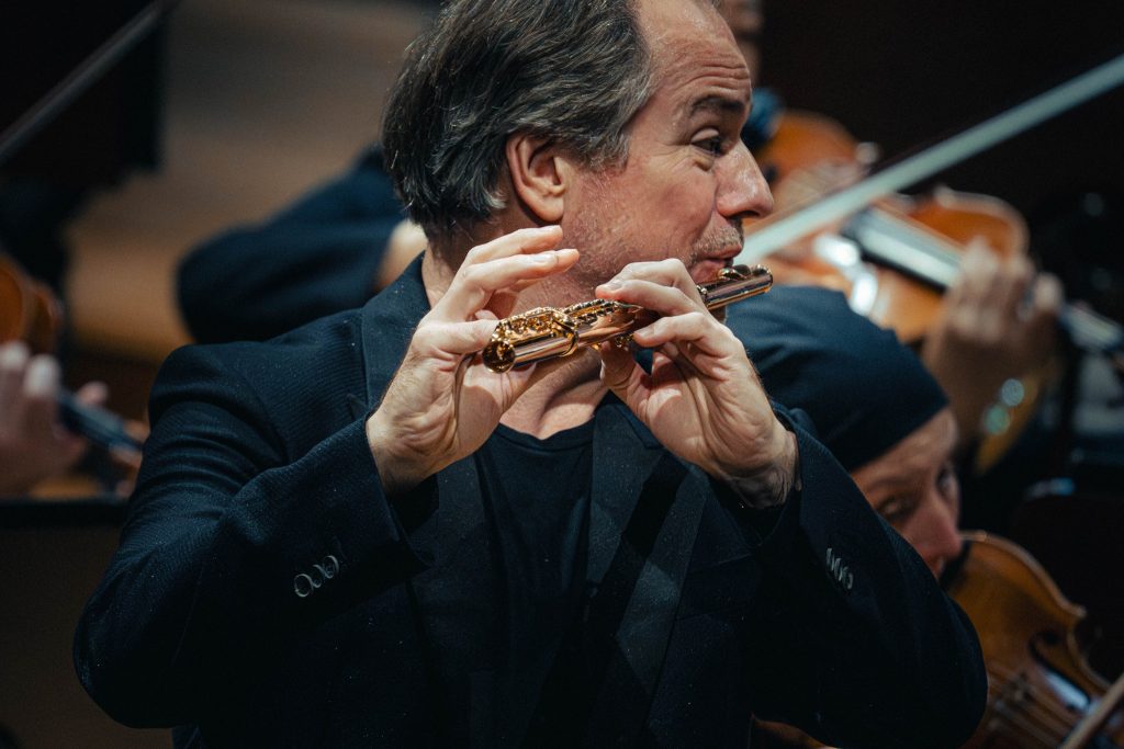 Prague Philharmonia: Mozart. Poulenc. Haydn, 30. listopadu 2025, Dvořákova síň, Rudolfinum – Emmanuel Pahud (foto Petr Chodura)