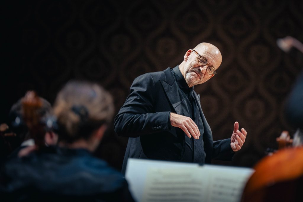 Prague Philharmonia: Mozart. Poulenc. Haydn, 30. listopadu 2025, Dvořákova síň, Rudolfinum – Emmanuel Villaume (foto Petr Chodura)