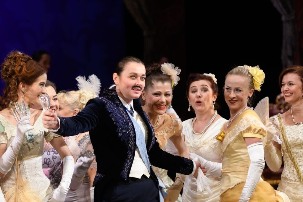 Johann Strauss: Netopýr, Divadlo J. K. Tyla Plzeň – Jana Piorecká (foto Martina Root)