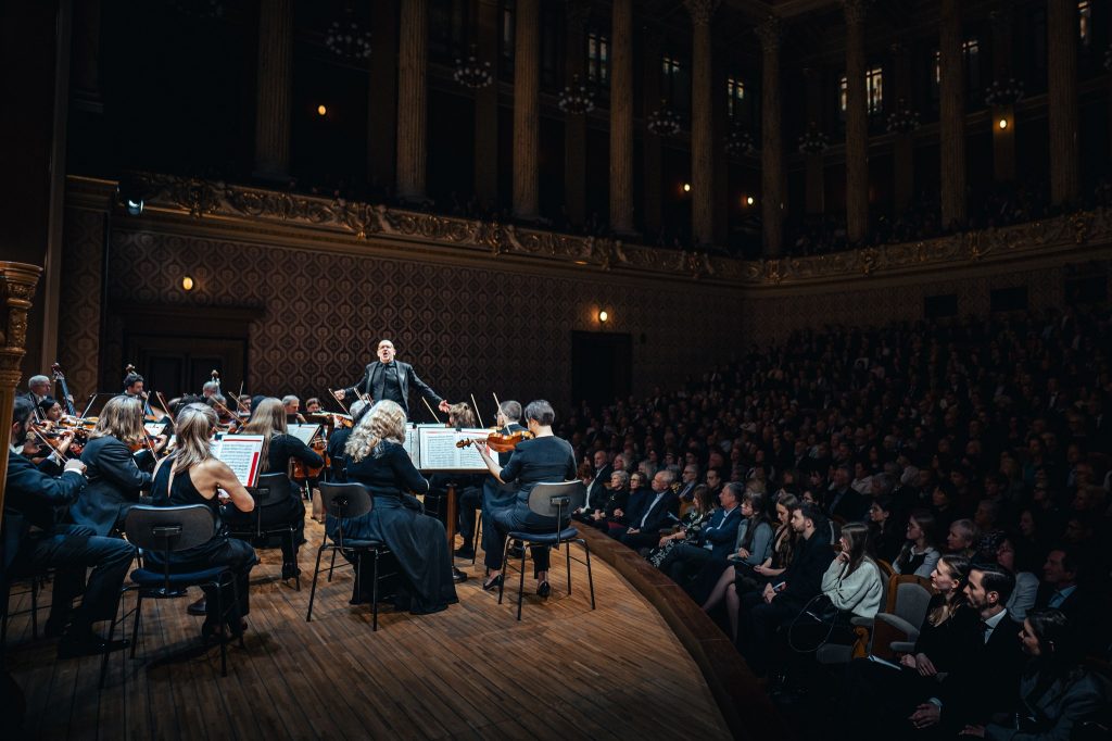 Prague Philharmonia: Mozart. Poulenc. Haydn, 30. listopadu 2025, Dvořákova síň, Rudolfinum – Emmanuel Villaume a Prague Philharmonia (foto Petr Chodura)