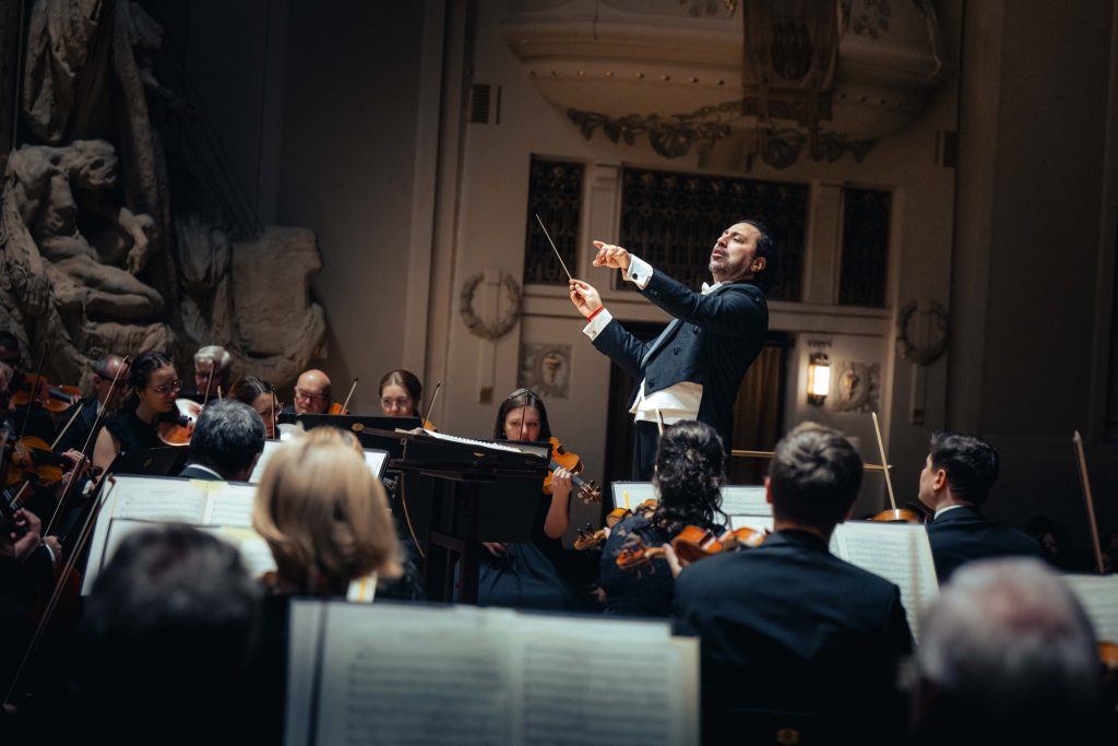 Matka Země: Murat Cem Orhan, Symfonický orchestr hl. m. Prahy FOK, 3. prosince 025, Obecní dům, Praha (zdroj Symfonický orchestr hl. m. Prahy FOK, foto Petr Chodura)