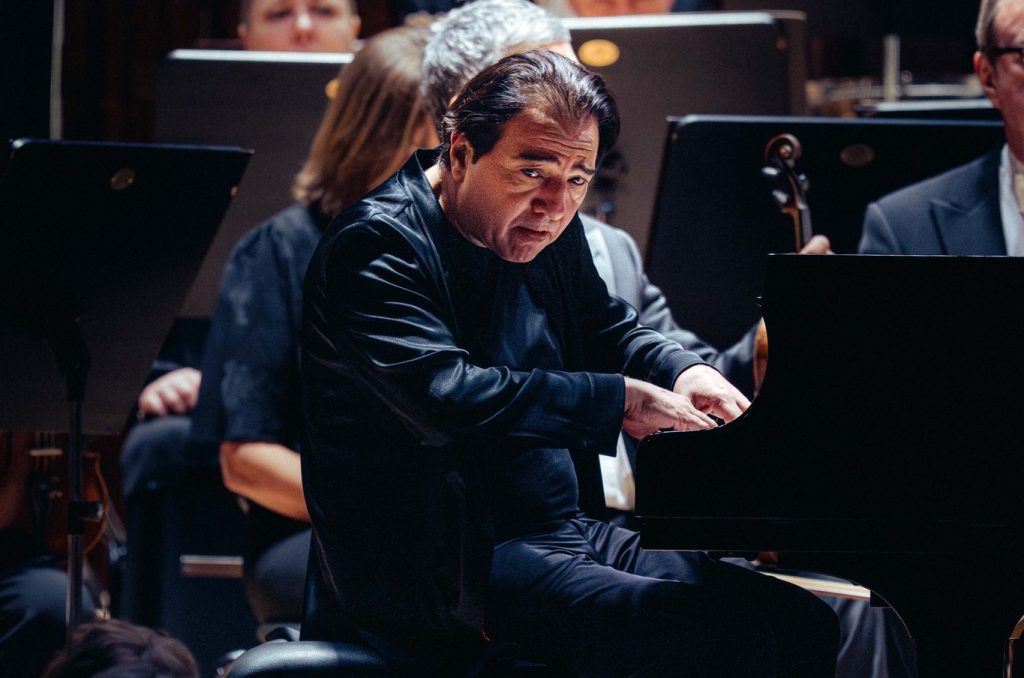 Na dalším z koncertů Symfonického orchestru hlavního města Prahy FOK, který se konal 4. prosince 2025, představil světoznámý turecký pianista a skladatel Fazil Say svůj nový klavírní koncert Matka Země. Ve druhé části večera zazněla Symfonie č. 9 C dur "Velká" Franze Schuberta. Z důvodu nemoci Ivora Boltona byl narychlo povolán dirigent Murat Cem Orhan, dlouholetý Sayův spolupracovník. S jistotou vedl orchestr v obou skladbách. Koncert se setkal s velkým zájmem početného publika Smetanovy síně Obecního domu v Praze, které ocenilo výkony všech účinkujících dlouho trvajícím potleskem.