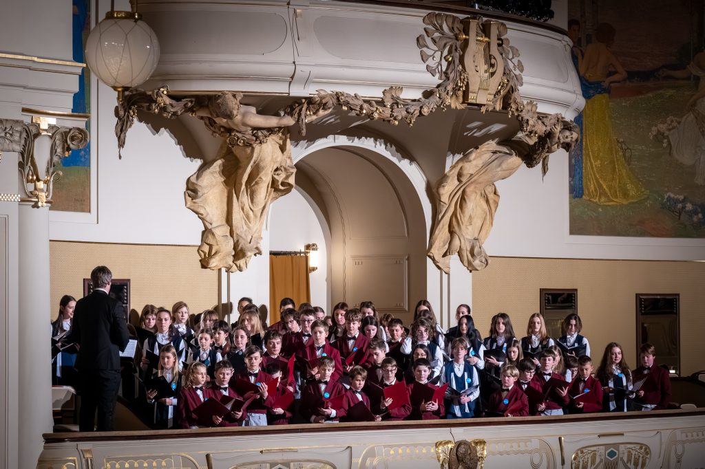 Vánoční kantáta pro UNICEF, 10. prosince 2025, Obecní dům, Smetanova síň – Pueri gaudentes a Dětský pěvecký sbor Radost Praha (foto Ivan Malý)