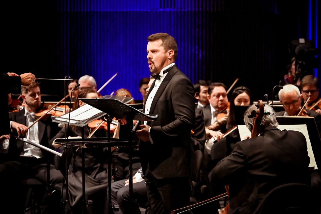 Filharmonie Brno: Amarus & Te Deum, 11. prosince 2025, Janáčkovo divadlo, Brno – Jiří Brückler a Filharmonie Brno (foto Marek Olbrzymek)