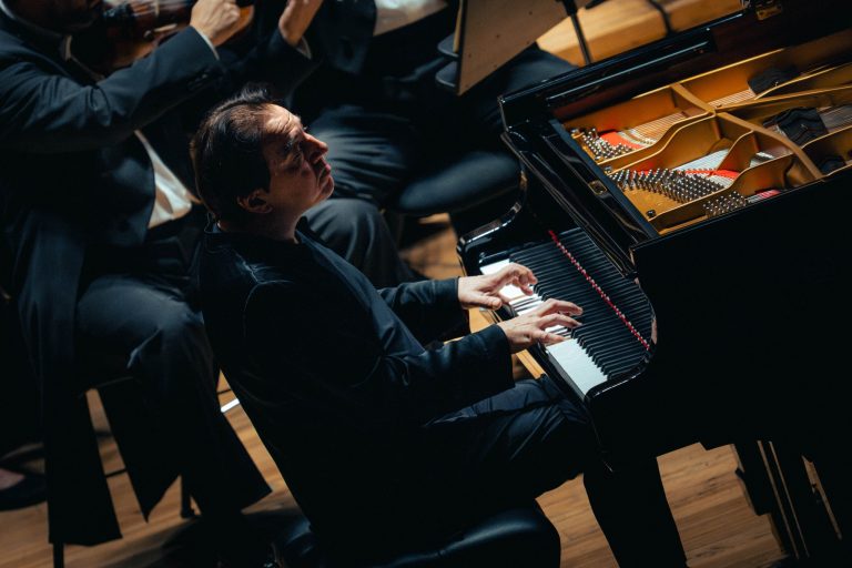 Matka Země: Fazil Say, 3. prosince 025, Obecní dům, Praha (zdroj Symfonický orchestr hl. m. Prahy FOK, foto Petr Chodura)