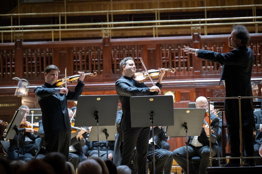 Vánoční kantáta pro UNICEF, 10. prosince 2025, Obecní dům, Smetanova síň – Roman Patočka, Máté Szücs, Łukasz Borowicz a Symfonický orchestr hlavního města Prahy FOK (foto Ivan Malý)