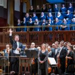 Vánoční kantáta pro UNICEF, 10. prosince 2025, Obecní dům, Smetanova síň – Łukasz Borowicz, Symfonický orchestr hlavního města Prahy FOK a Kühnův smíšený sbor (foto Ivan Malý)