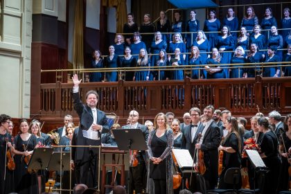 Vánoční kantáta pro UNICEF, 10. prosince 2025, Obecní dům, Smetanova síň – Łukasz Borowicz, Symfonický orchestr hlavního města Prahy FOK a Kühnův smíšený sbor (foto Ivan Malý)