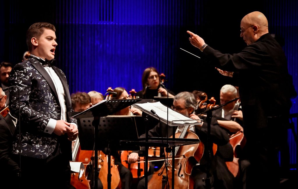 Filharmonie Brno: Amarus & Te Deum, 11. prosince 2025, Janáčkovo divadlo, Brno – Daniel Matoušek, Dennis Russell Davies a Filharmonie Brno (foto Marek Olbrzymek)