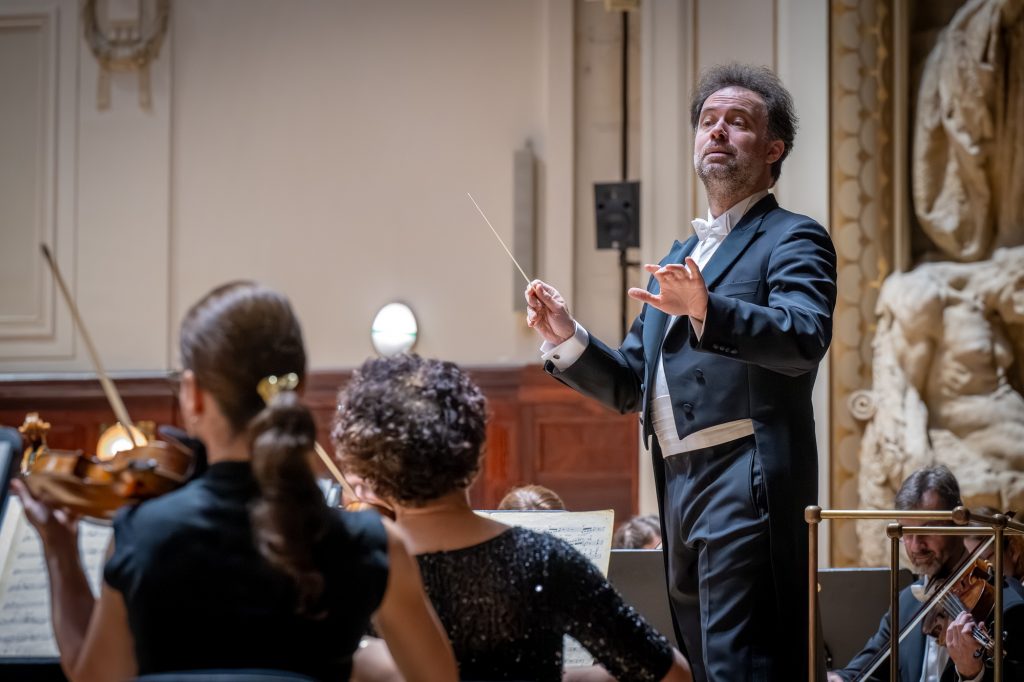 Vánoční kantáta pro UNICEF, 10. prosince 2025, Obecní dům, Smetanova síň – Łukasz Borowicz a Symfonický orchestr hlavního města Prahy FOK (foto Ivan Malý)