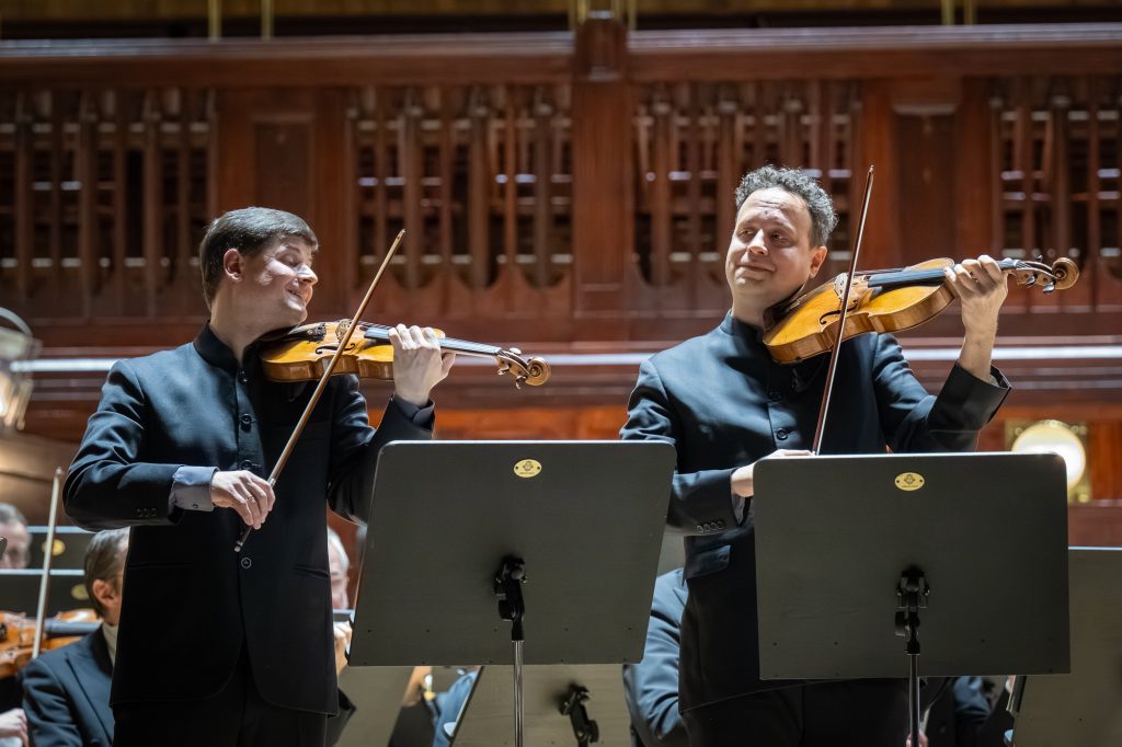 Vánoční kantáta pro UNICEF, 10. prosince 2025, Obecní dům, Smetanova síň – Roman Patočka, Máté Szücs a Symfonický orchestr hlavního města Prahy FOK (foto Ivan Malý)