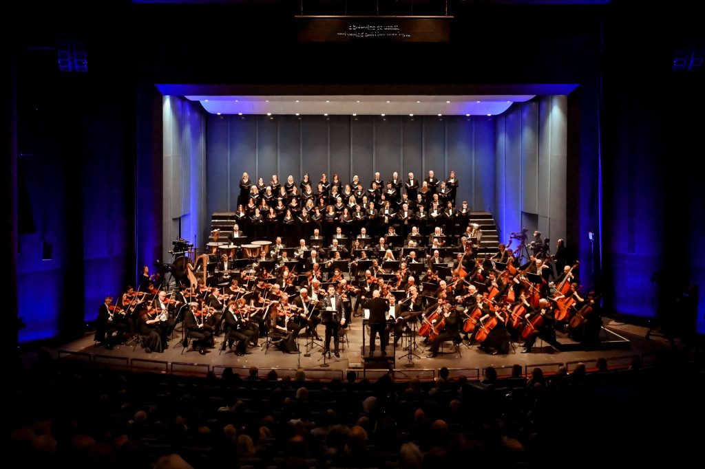 Filharmonie Brno: Amarus & Te Deum, 11. prosince 2025, Janáčkovo divadlo, Brno – Daniel Matoušek, Dennis Russell Davies, Filharmonie Brno a Český filharmonický sbor Brno (foto Marek Olbrzymek)