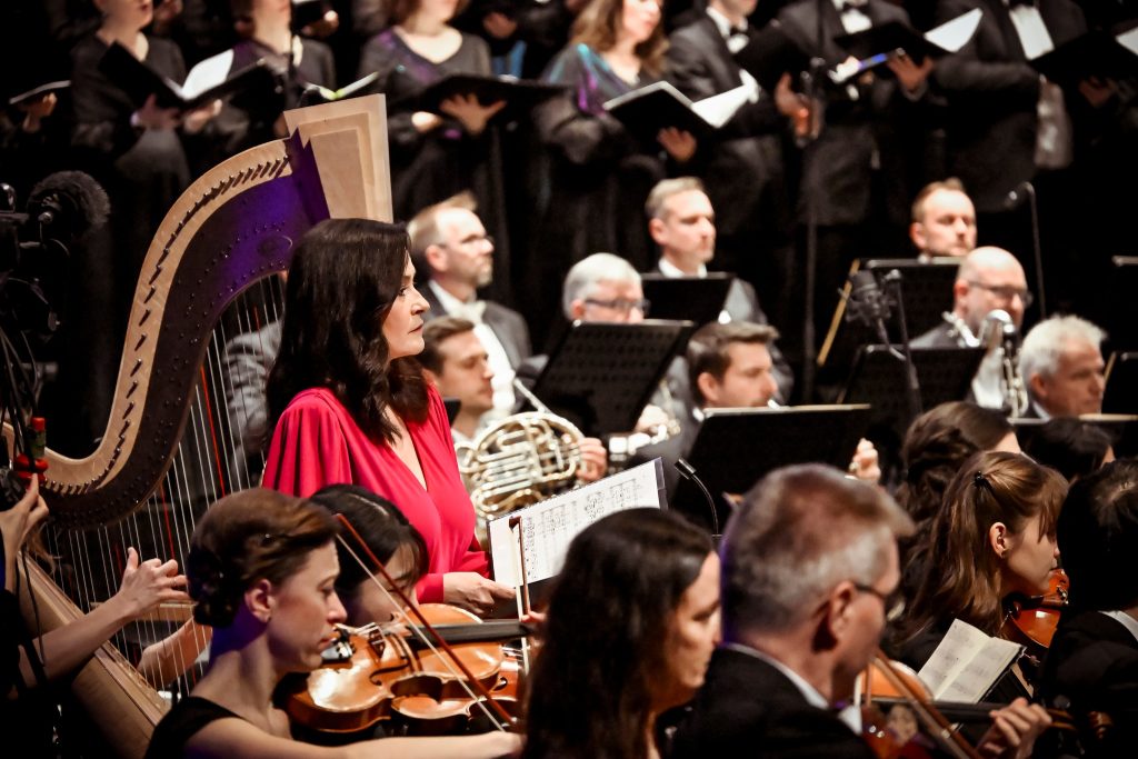 Filharmonie Brno: Amarus & Te Deum, 11. prosince 2025, Janáčkovo divadlo, Brno – Simona Šaturová a Filharmonie Brno (foto Marek Olbrzymek)