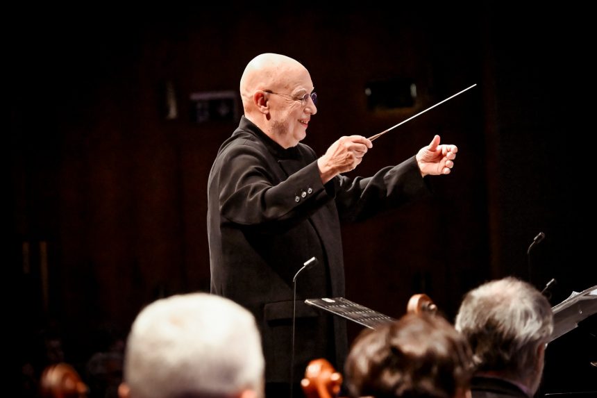 Filharmonie Brno: Amarus & Te Deum, 11. prosince 2025, Janáčkovo divadlo, Brno – Dennis Russell Davies (foto Marek Olbrzymek)