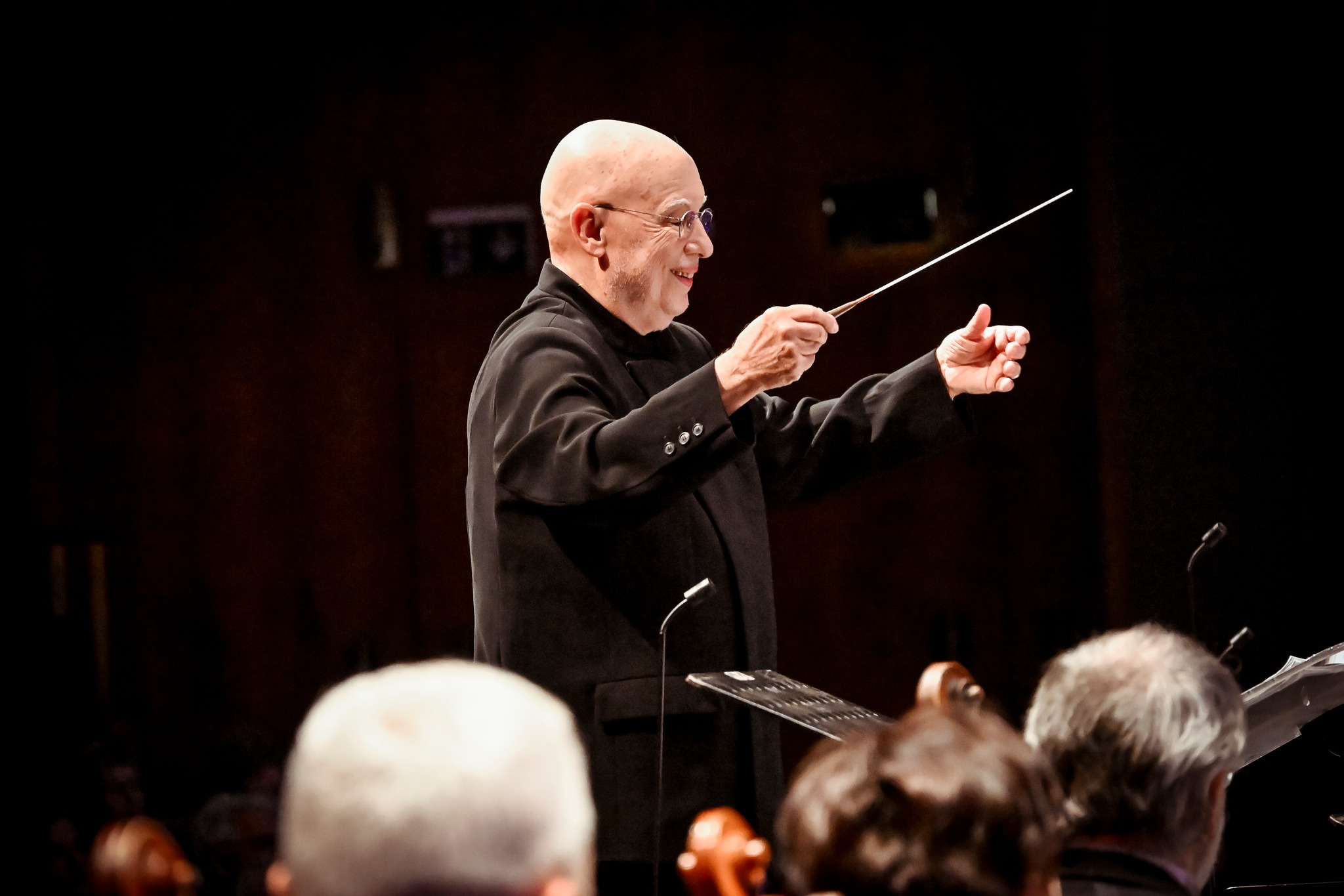 Filharmonie Brno: Amarus & Te Deum, 11. prosince 2025, Janáčkovo divadlo, Brno – Dennis Russell Davies (foto Marek Olbrzymek)