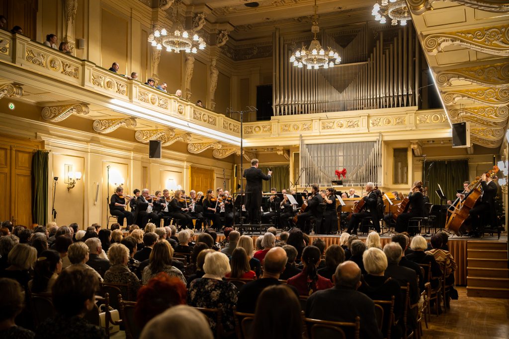 Filharmonie Brno: V očekávání světla, 18. prosince 2025, Besední dům, Brno – Robert Kružík a Filharmonie Brno (foto Jakub Joch)