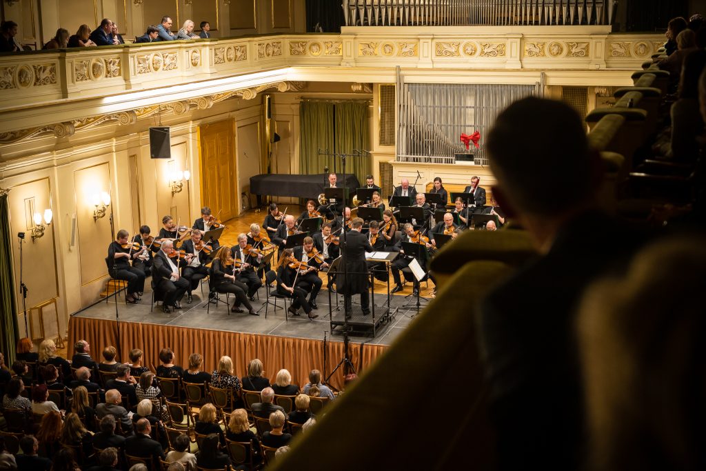 Filharmonie Brno: V očekávání světla, 18. prosince 2025, Besední dům, Brno – Robert Kružík a Filharmonie Brno (foto Jakub Joch)