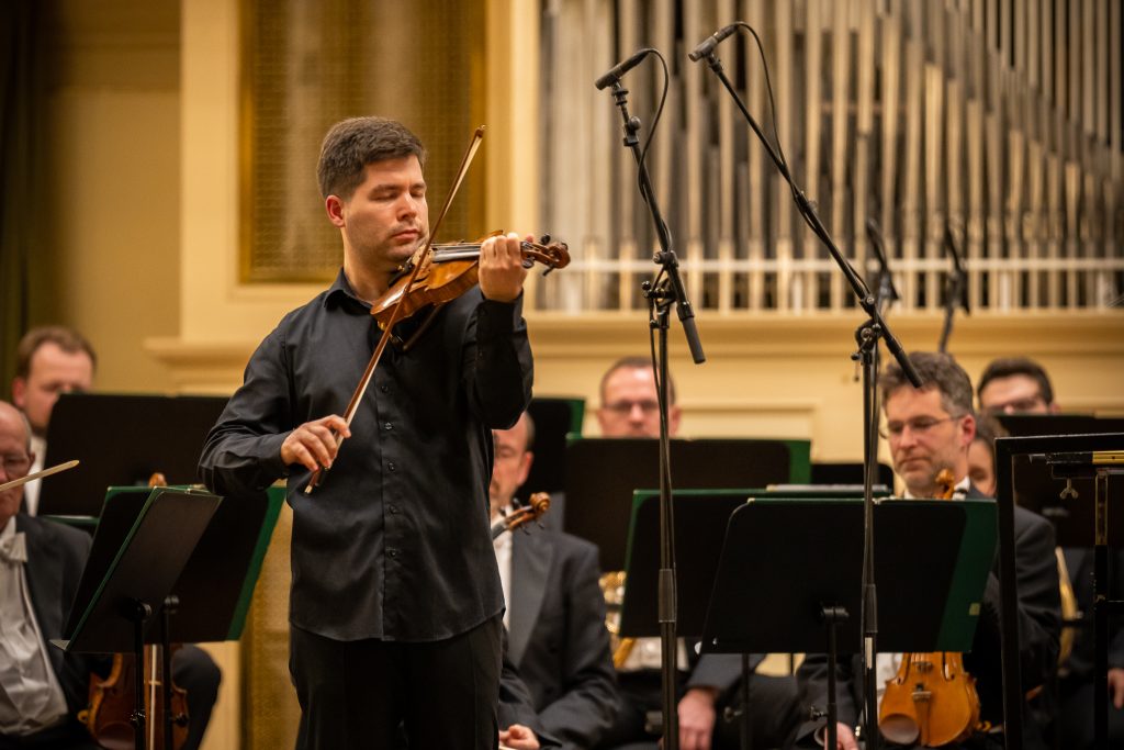 Filharmonie Brno: V očekávání světla, 18. prosince 2025, Besední dům, Brno – Milan Al-Ashhab (foto Jakub Joch)