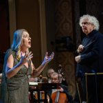 Česká filharmonie: Magdalena Kožená, 17. prosince 2025, Rudolfinum, Dvořákova síň – Magdalena Kožená, Sir Simon Rattle a Česká filharmonie (foto Petra Hajská)