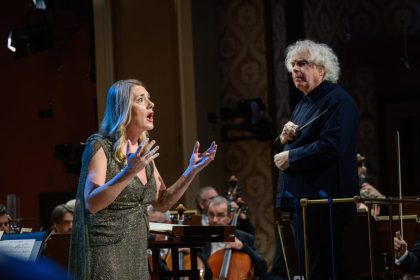 Česká filharmonie: Magdalena Kožená, 17. prosince 2025, Rudolfinum, Dvořákova síň – Magdalena Kožená, Sir Simon Rattle a Česká filharmonie (foto Petra Hajská)