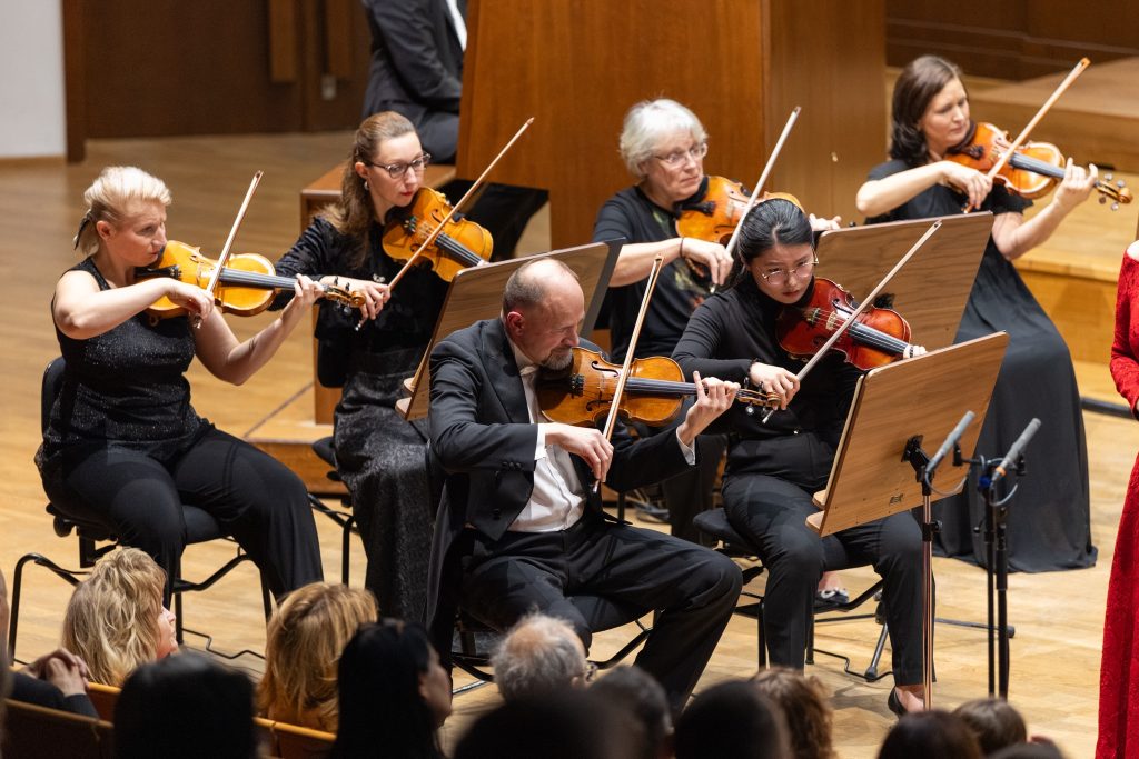 Simona Šaturová,17. prosince 2025, Sukova síň Domu hudby, Pardubice – Komorní filharmonie Pardubice (foto František Renza)