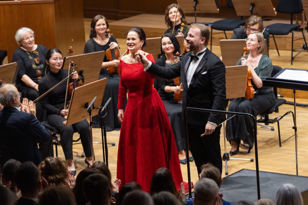 Simona Šaturová, 17. prosince 2025, Sukova síň Domu hudby, Pardubice – Simona Šaturová, Robert Kružík a Komorní filharmonie Pardubice (foto František Renza)