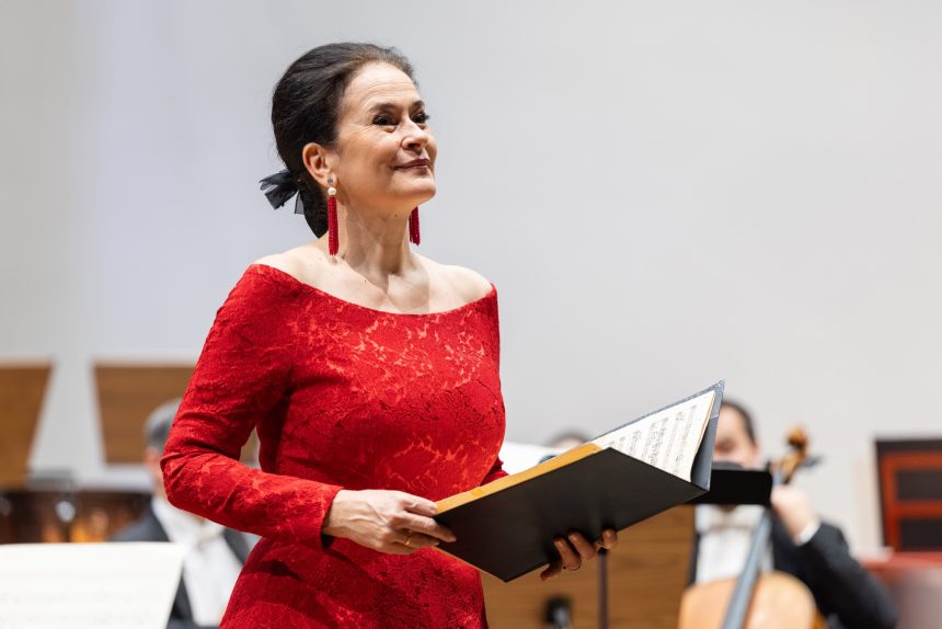 Simona Šaturová 17. prosince 2025, Sukova síň Domu hudby, Pardubice – Simona Šaturová (foto František Renza)