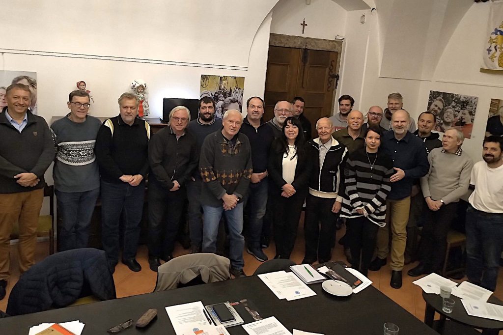 Kruh klavírníků a varhanářů: valná hromada, 28. listopadu 2025, Lužický seminář, Praha – Vladimír Profous, Martin Poláček, Vladimír Benda, Radek Rejšek, Filip Turchich, Miroslav Doležel, Jan Kocum, Vlastimil Pavlík, Stanislava Koutná, Vojtěch Marčan, Karel Irmann, Kristian Lecian, Miroslav Heger, Adéla Čížková, Ondřej Mucha, Jan Bečička, Jakub Zahradník, Bohumil Žloutek, Jan Esterle, Stanislav Hüttl (zdroj Kruh klavírníků a varhanářů)