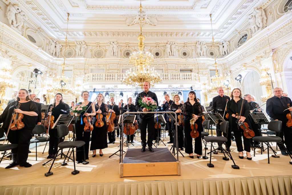Adventní koncert Pražského jara, 4. prosince 2025, Španělský sál, Pražský hrad – Yannick Nézet-Séguin a Chamber Orchestra of Europe (foto Michal Fanta)