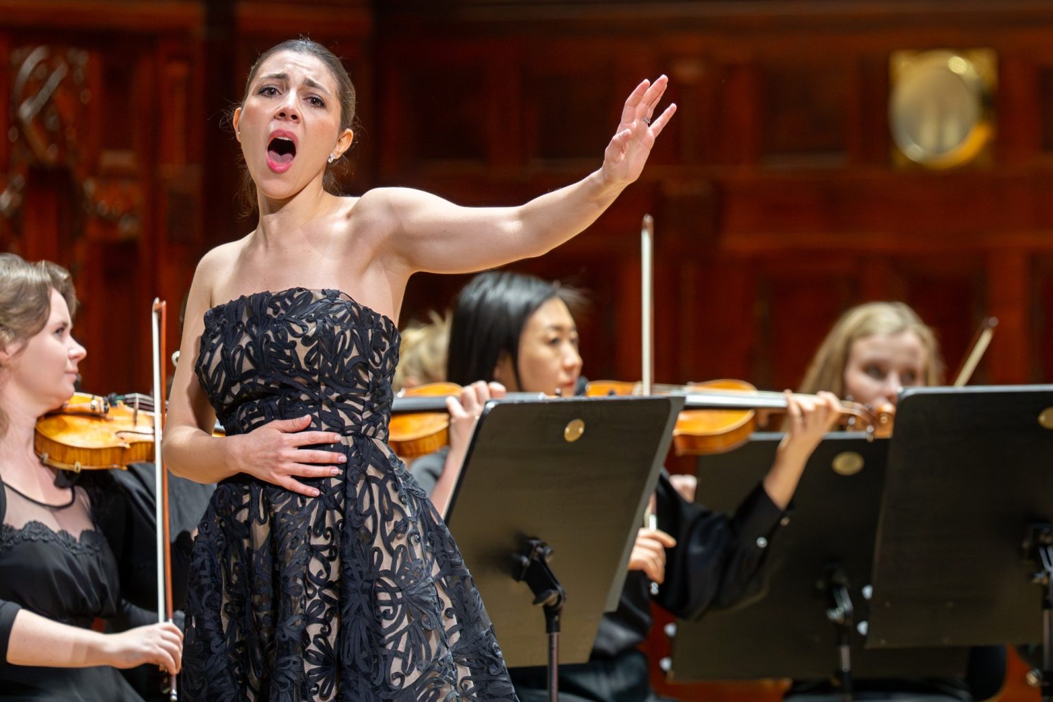 Nachtigall Artists: Operní gala – L’amour, 24. listopadu 2025, Smetanova síň Obecního domu – Sandra Hamaoui a Prague Philharmonia (foto Petr Dyrc)