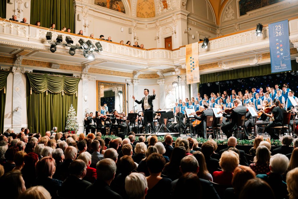 Vánoce & Plzeňská filharmonie, 11. prosince 2025, Měšťanská beseda, Plzeň – Chuhei Iwasaki, Plzeňská filharmonie a Kühnův dětský sbor (foto Jan Růžička)