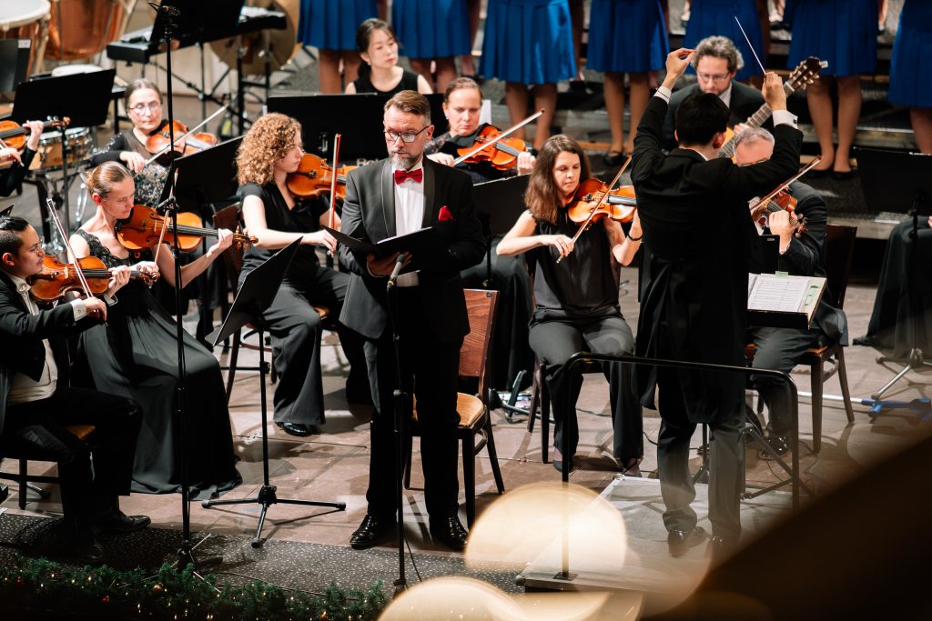 Vánoce & Plzeňská filharmonie, 11. prosince 2025, Měšťanská beseda, Plzeň – Jiří Přibyl, Chuhei Iwasaki, Plzeňská filharmonie a Kühnův dětský sbor (foto Jan Růžička)