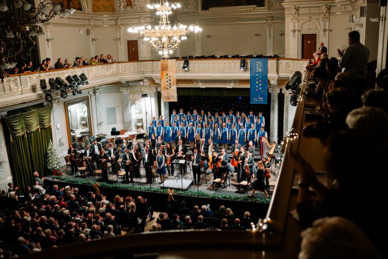 Vánoce & Plzeňská filharmonie, 11. prosince 2025, Měšťanská beseda, Plzeň – Chuhei Iwasaki, Plzeňská filharmonie a Kühnův dětský sbor (foto Jan Růžička)
