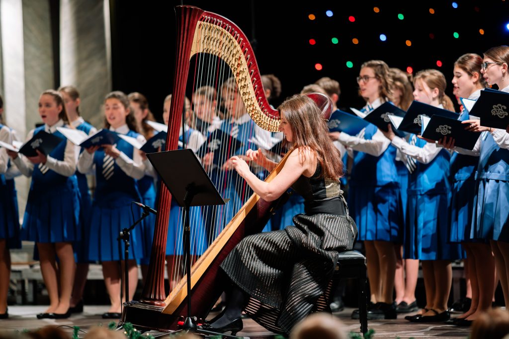 Vánoce & Plzeňská filharmonie, 11. prosince 2025, Měšťanská beseda, Plzeň – Bronislava Klablenová a Kühnův dětský sbor (foto Jan Růžička)