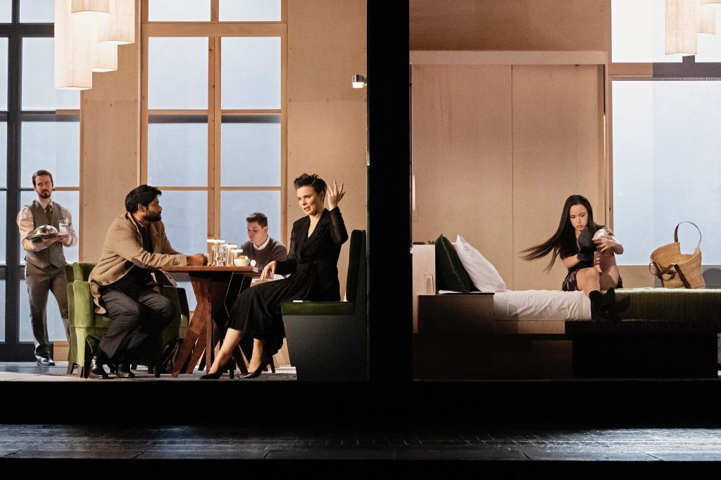 Leoš Janáček: Věc Makropulos, Royal Opera House, Londýn – Aušrinė Stundytė, Daniel Matoušek, Sean Panikkar, a Heather Engebretson (foto Camilla Greenwell)