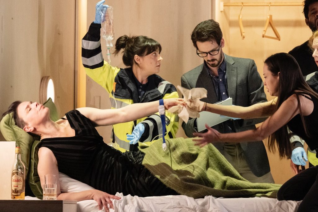 Leoš Janáček: Věc Makropulos, Royal Opera House, Londýn – Aušrinė Stundytė, Heather Engebretson (foto Camilla Greenwell)