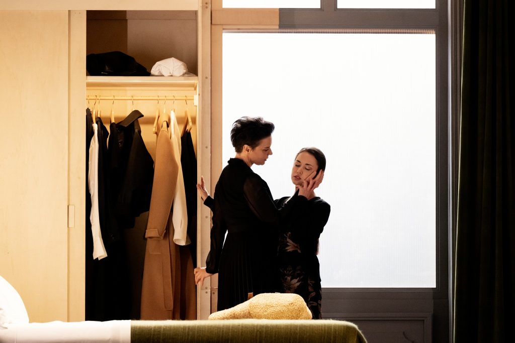 Leoš Janáček: Věc Makropulos, Royal Opera House, Londýn – Aušrinė Stundytė a Heather Engebretson (foto Camilla Greenwell)