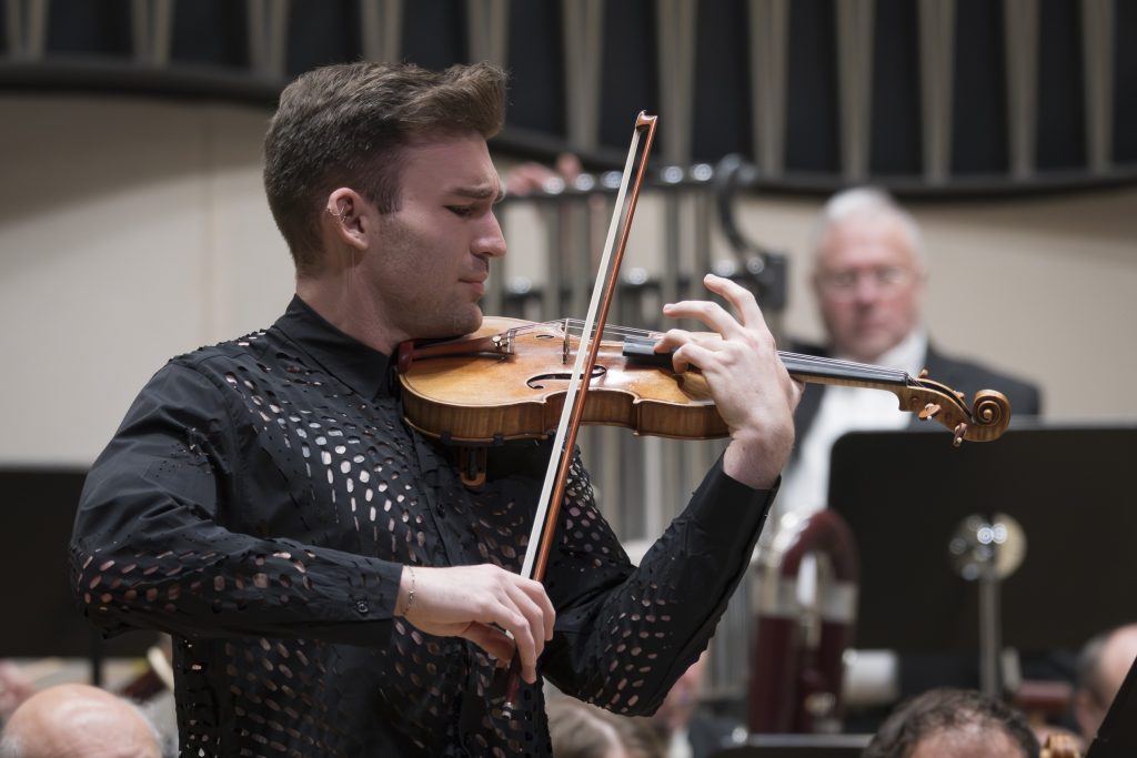 Slovenská filharmonie: Čekovská / Gubaidulina / Saint-Saëns, 15. ledna 2026, koncertní síň Slovenské filharmonie – Alexi Kenney (foto Alexander Trizuljak)