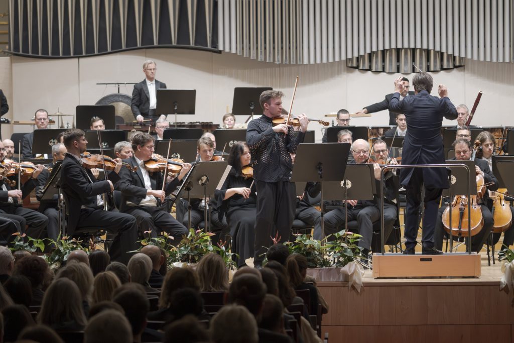 Slovenská filharmonie: Čekovská / Gubaidulina / Saint-Saëns, 15. ledna 2026, koncertní síň Slovenské filharmonie – Alexi Kenney a Juraj Valčuha (foto Alexander Trizuljak)