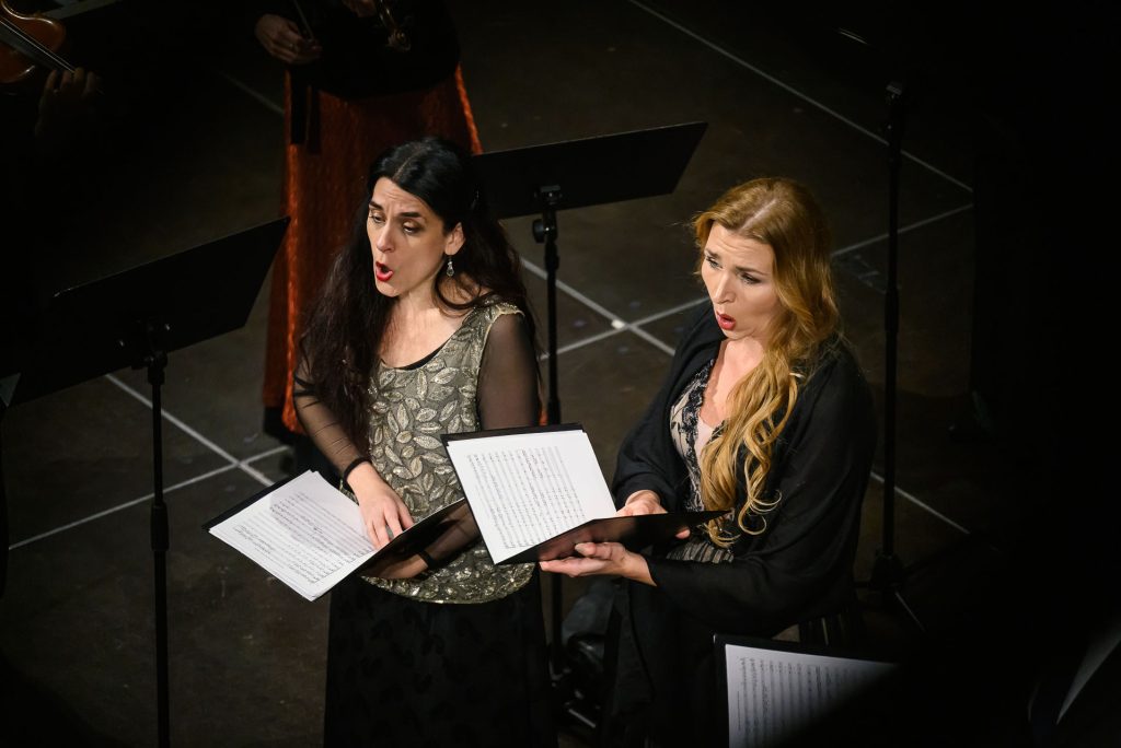 Barokní podvečery: Psallite Deo nostro, 30. prosince 2025, kostel sv. Šimona a Judy – Hana Blažíková a Lucie Netušilová Karafiátová (foto Petra Hajská)