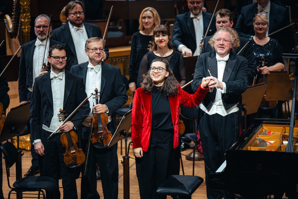 Česká filharmonie • Stéphane Denève, 28. ledna 2026, Dvořákova síň, Rudolfinum, Praha – Stéphane Denève, Marie-Ange Nguci a Česká filharmonie (foto Petr Chodura)