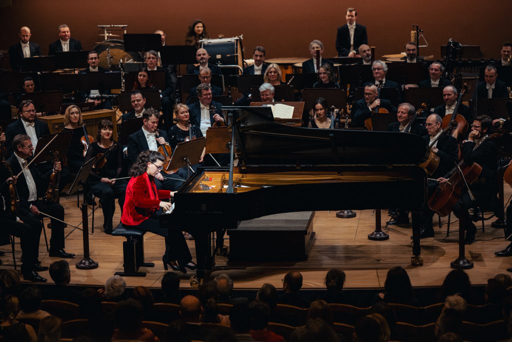 Česká filharmonie • Stéphane Denève, 28. ledna 2026, Dvořákova síň, Rudolfinum, Praha – Marie-Ange Nguci a Česká filharmonie (foto Petr Chodura)
