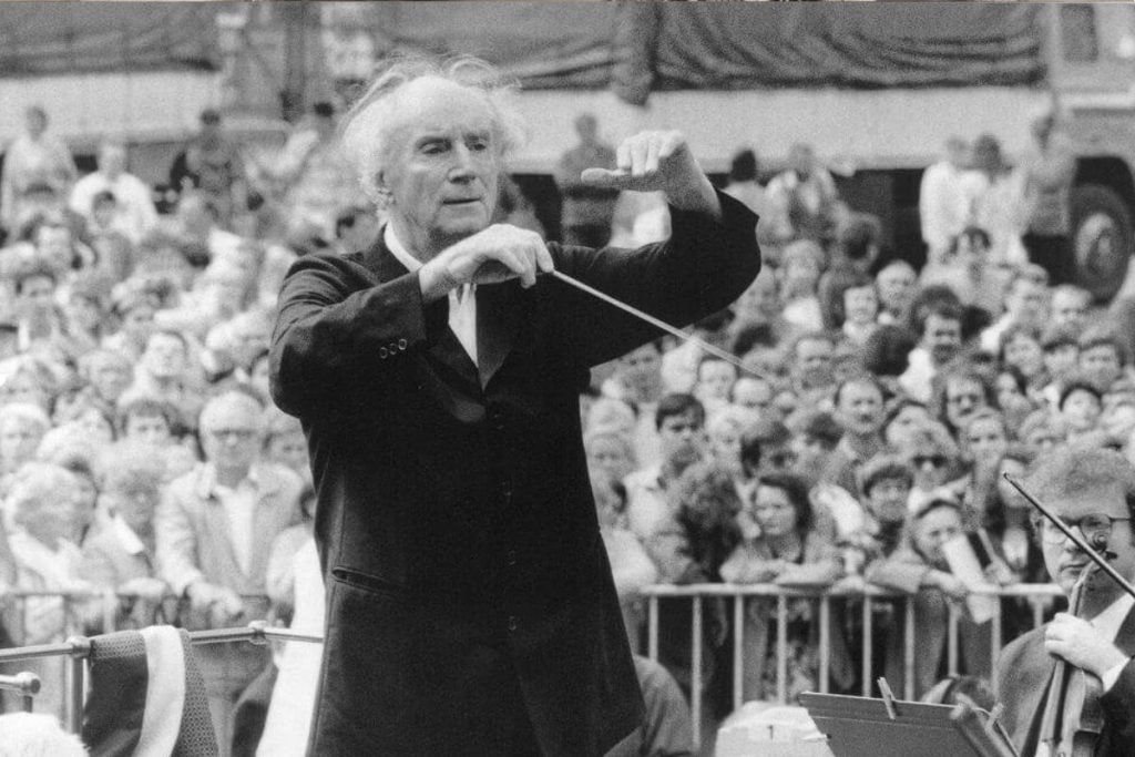 Rafael Kubelík diriguje Českou filharmonii na slavnostním koncertu na Staroměstském náměstí v roce 1990 (zdroj Archiv České filharmonie, foto Zdeněk Chrape)