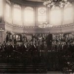 Fotografie orchestru s dirigenty Oskarem Nedbalem a Vilémem Zemánkem na jednom z vůbec prvních zájezdů – v ruském Pavlovsku v roce 1904 (zdroj Archiv České filharmonie)
