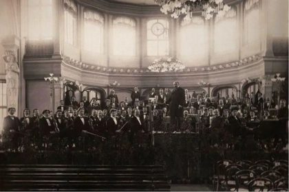 Fotografie orchestru s dirigenty Oskarem Nedbalem a Vilémem Zemánkem na jednom z vůbec prvních zájezdů – v ruském Pavlovsku v roce 1904 (zdroj Archiv České filharmonie)