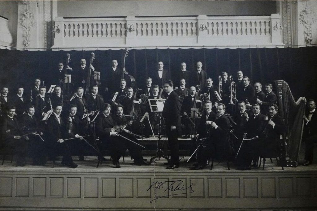 Václav Talich a Česká filharmonie v roce 1919 (zdroj Archiv České filharmonie)