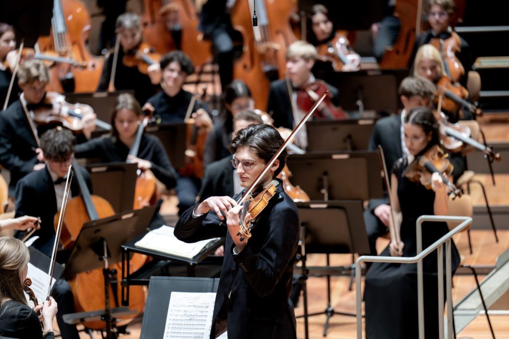 Matiné Německého národního mládežnického orchestru: Stephen Waarts, Bundesjugendorchester, 11. ledna 2026, Velký sál Filharmonie, Berlín (zdroj Bundesjugendorchester, foto Monika Rittershaus)