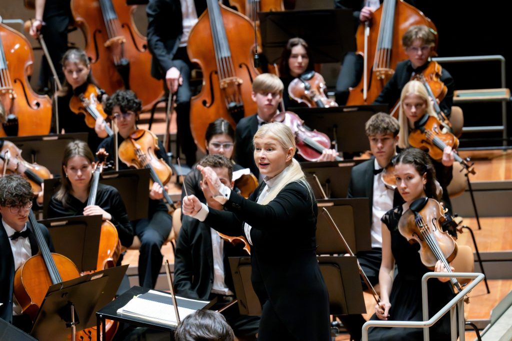 Matiné Německého národního mládežnického orchestru: Anu Tali, Bundesjugendorchester, 11. ledna 2026, Velký sál Filharmonie, Berlín (zdroj Bundesjugendorchester, foto Monika Rittershaus)